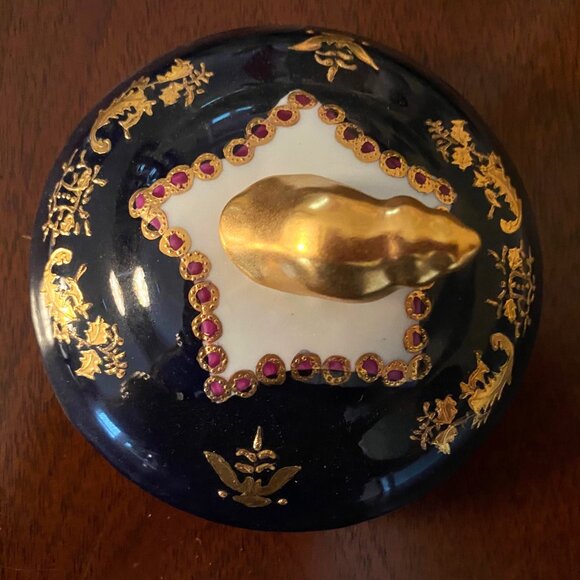 Vintage Sevres Porcelain Covered Bowl with HandPainted Scenes and Gilt Dragons - Picture 8 of 10
